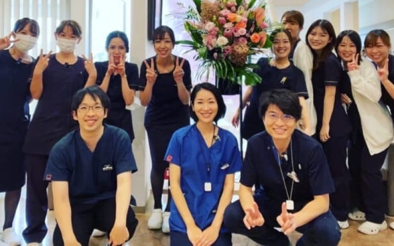 オカダデンタルオフィスの社員の方との写真