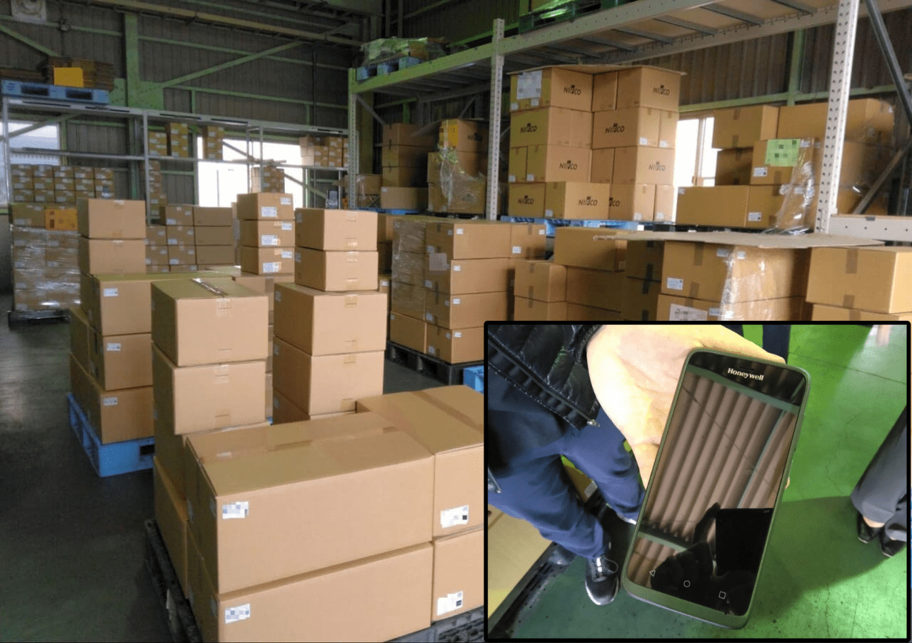 ハンディターミナルで外箱に貼ったQRコードを赤外線スキャン